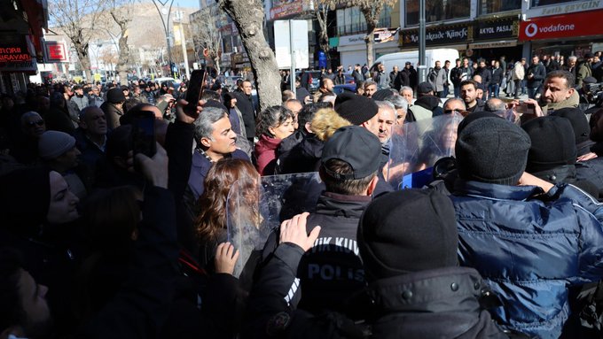 Van'da altısı gazeteci 127 kişi gözaltına alındı